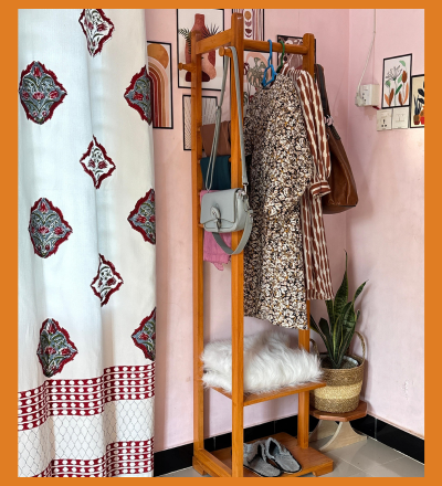 ১০০% সলিড মেহগনি কাঠে তৈরি ইউনিক স্টাইলের আলনা।