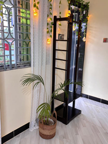 ১০০% সলিড মেহগনি কাঠে তৈরি ইউনিক স্টাইলের আলনা।