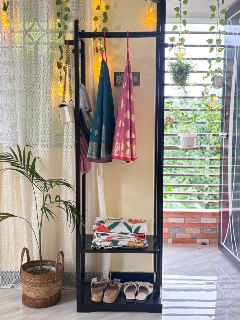 ১০০% সলিড মেহগনি কাঠে তৈরি ইউনিক স্টাইলের আলনা।