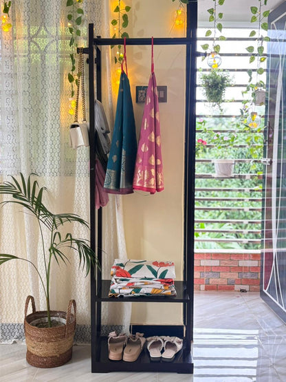 ১০০% সলিড মেহগনি কাঠে তৈরি ইউনিক স্টাইলের আলনা।