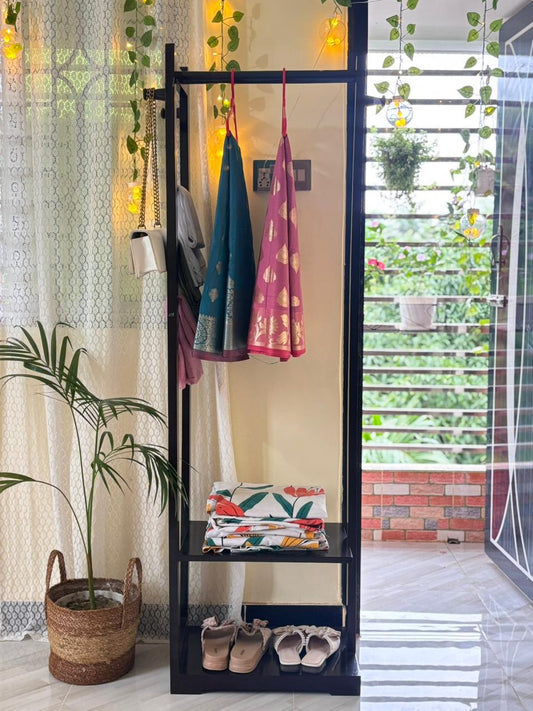 ১০০% সলিড মেহগনি কাঠে তৈরি ইউনিক স্টাইলের আলনা।